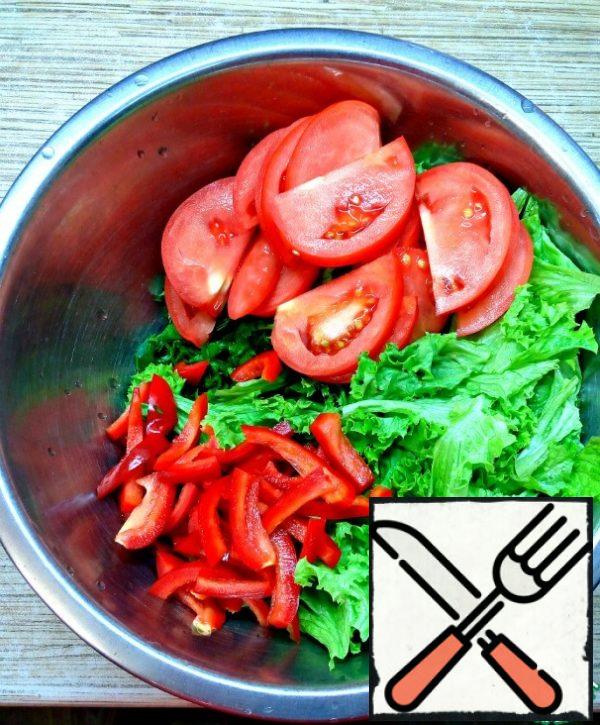 Rinse the greens well, shake off the water. Finely chop the basil and parsley, tear the lettuce leaves with your hands into arbitrary pieces. Wash and dry tomatoes and peppers. Cut the tomato into slices, pepper into thin cubes.
