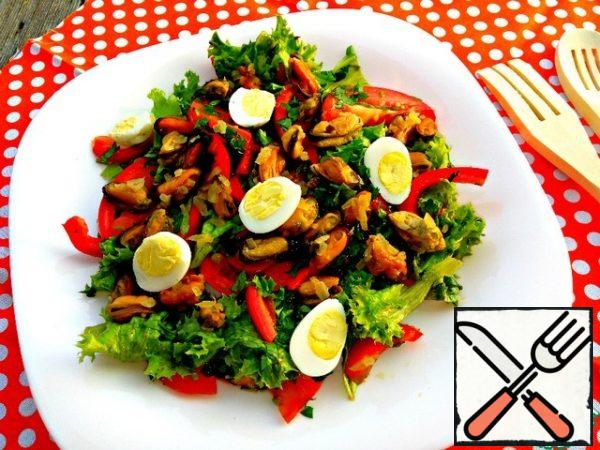 Spread the salad in portions or on one large dish. Top with mussels and half of quail eggs.