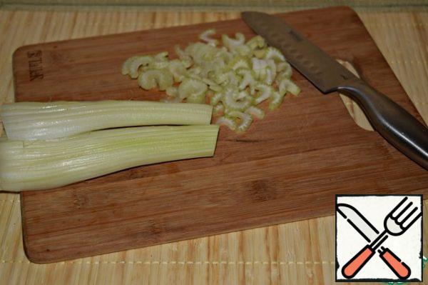 While the fish is baking and the potatoes are cooking, wash the celery, if necessary remove the top hard layer and cut thinly across.