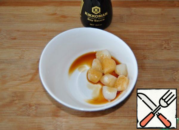 Let the scallop thaw and fill with soy sauce, set aside for 10 minutes to marinate.