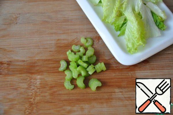 Thinly cut the celery stalks. And put on top of the lettuce leaves.