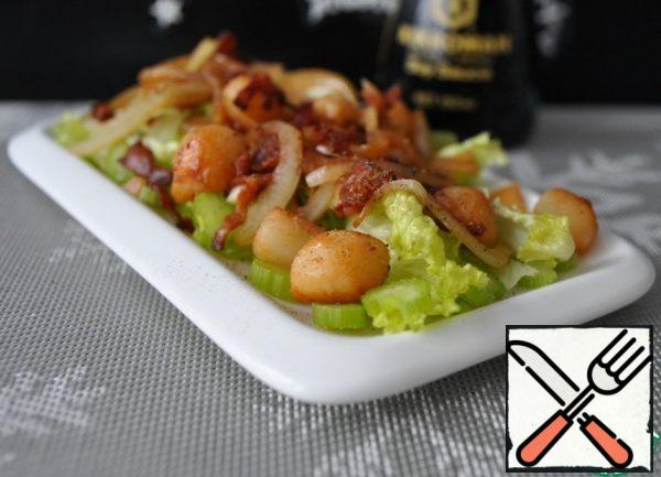 Put the hot contents of the pan on top of the lettuce leaves, sprinkle with a mixture of freshly ground pepper. The salad is served warm, although it is delicious and cold.
