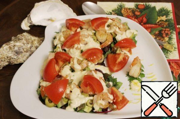 For salad dressing, mix in a bowl of cream (I have 33% fat), mayonnaise, lemon juice, cognac, a couple of pinches of salt, a little black pepper and mustard. Pour the dressing over the salad and lay out the tomato slices with the top layer. The salad is ready.