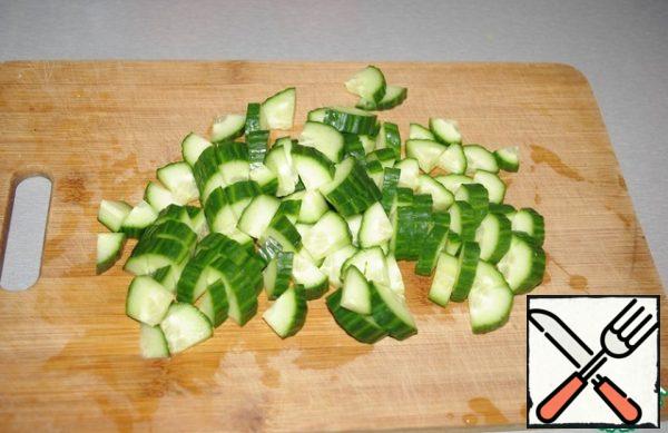 Wash the cucumber and cut it into cubes.