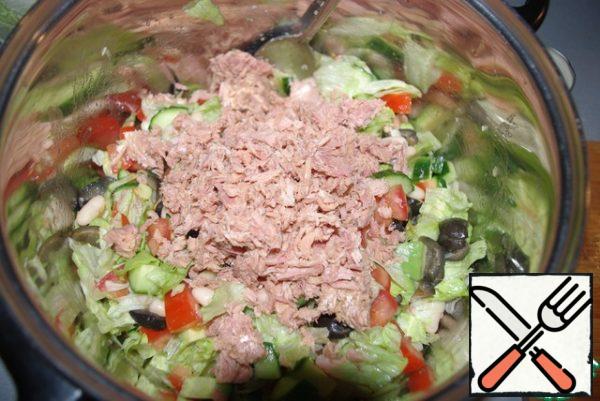 Tuna-, there is also a little juice, it must be drained and put the fish in a bowl.