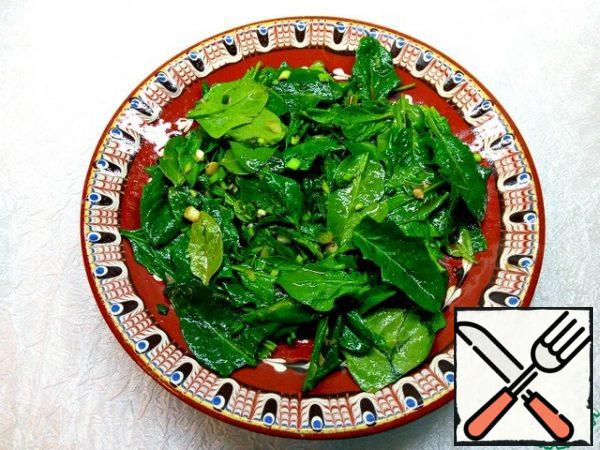 Wash the spinach and green onions. Finely chop the onion and leave the spinach leaves whole. Mix the spinach leaves and onion, put on a dish, pour over the dressing 2.