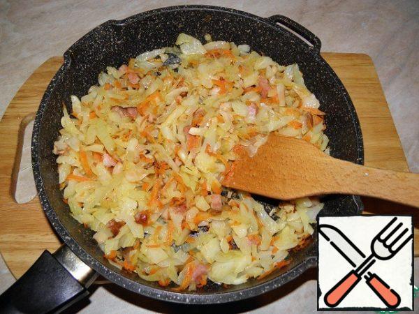 Shred cabbage, add to the carrots with the onion and bacon, season with salt and pepper.