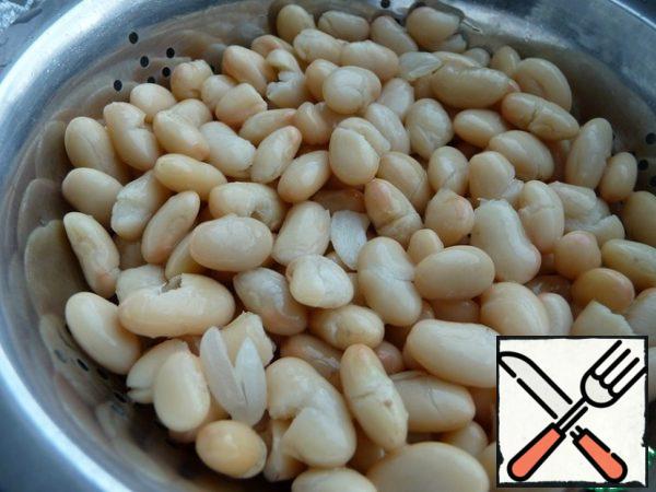 Rinse the beans under cold water and let the water drain.
