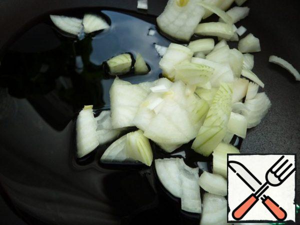 Peel the onion, finely chop and fry in vegetable oil until Golden.