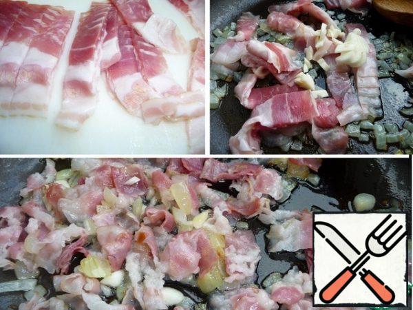 Cut the bacon into small strips,
chop the garlic and add the bacon to the onion, fry lightly so that the bacon does not burn.
