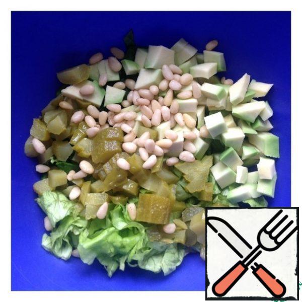 Add the nuts and cucumbers, diced. Peel the avocado, cut into cubes, sprinkle with lemon juice, so as not to darken.
