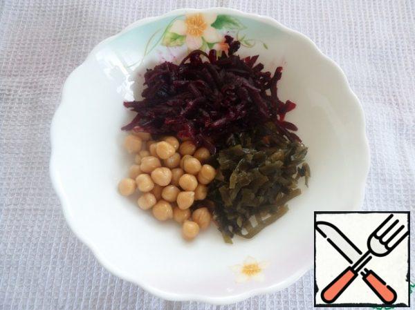 Put boiled chickpeas, grated boiled beets and seaweed in a cup.
