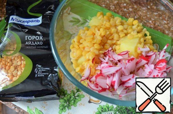 Cut the potatoes into cubes and put them in a salad bowl.
Add the peas.
Radish cut into thin strips, put in a salad.