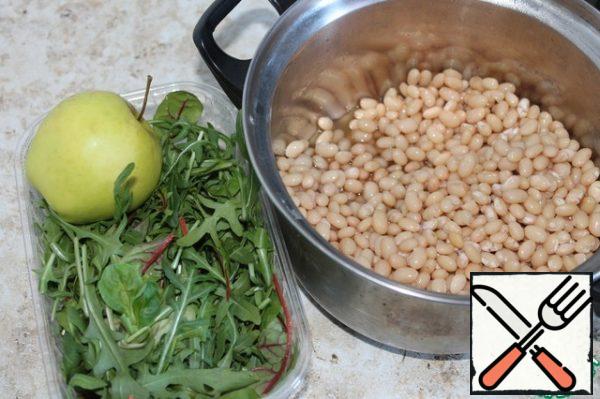 Wash the salad leaves, cool the beans, peel the Apple and cut into small cubes.