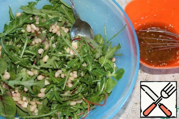 For the dressing, mix the olive oil, soy sauce, sesame seeds and black pepper. Combine the prepared salad ingredients.