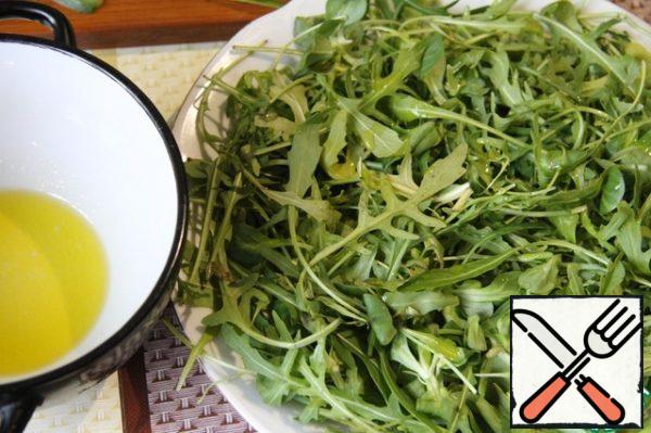 For dressing, mix olive oil with lemon juice. Pour half of the dressing over the lettuce leaves.
