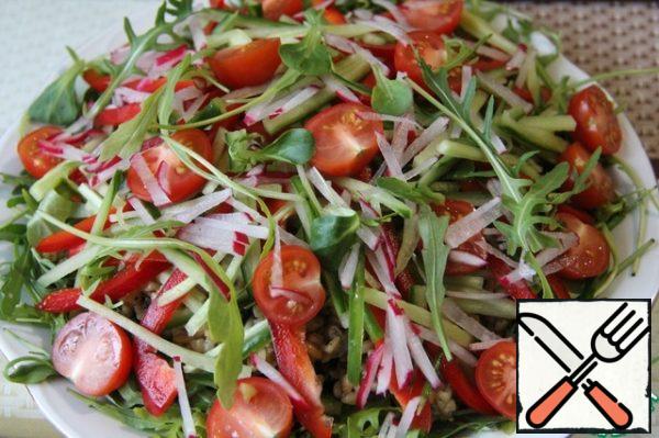 Add the cherry halves and a few lettuce leaves on top. Drizzle with oil and lemon dressing.
