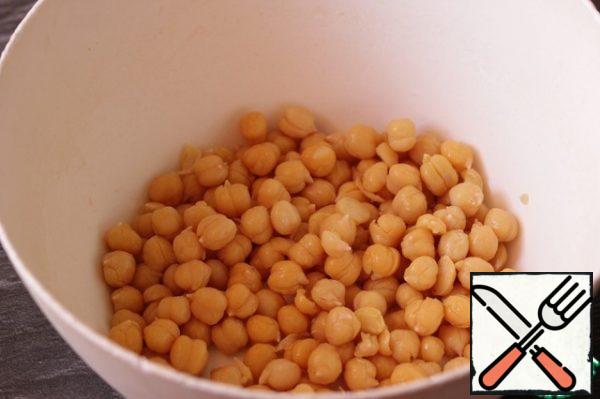 Put the boiled chickpeas in a cup (I have it peeled).
