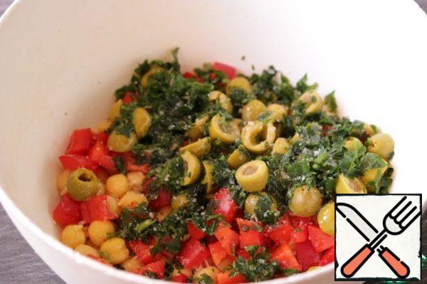 Add the chopped parsley and olives, cut in half.
Season the salad with salt, lemon juice and olive oil.