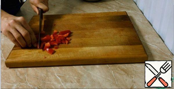 To start, chop the pepper, remove the white part of the pepper. Cut it into cubes (the size depends on your taste, we like it better).
