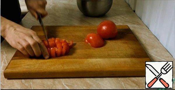 Next, cut the tomato into cubes, add to the bowl along with the pepper.