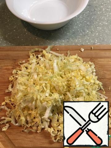 It's very simple.
Chop the cabbage. Salt. Lightly mash.