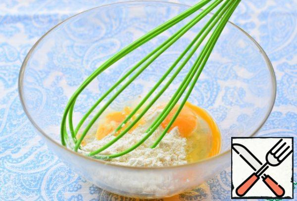 Whisk eggs, flour and a pinch of salt until smooth.
