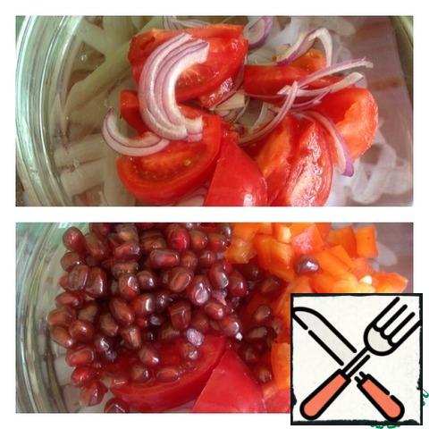 Cut the onion into very thin half-rings, and cut the tomatoes into large slices.
Cut the bell pepper into small cubes.
Add the pomegranate seeds.