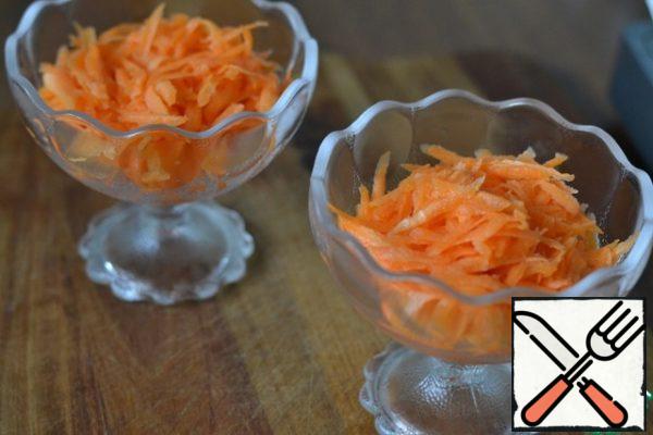 Put the carrots in cremans or salad bowls.