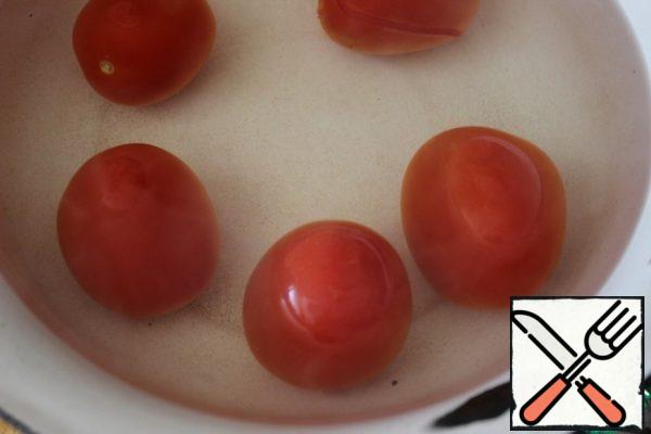 Scald the tomatoes with boiling water and peel them.
