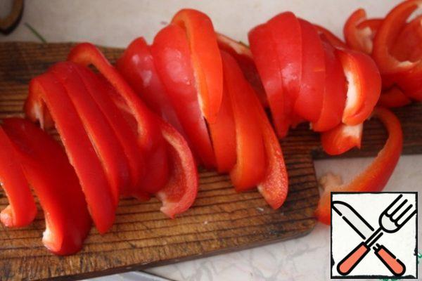 Cut the pepper into large strips.