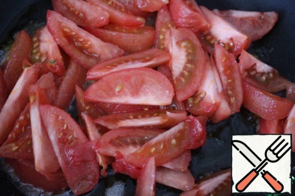 Cut the peeled tomatoes into small slices and place them in a preheated pan with olive oil. As soon as they give the juice, put salt, vinegar, black pepper and hot and honey. Close the lid.