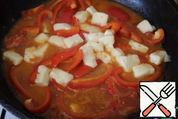 As soon as the pepper has reached the desired consistency, add the cheese, cut into large cubes. As soon as the cheese starts to melt, remove from the heat.