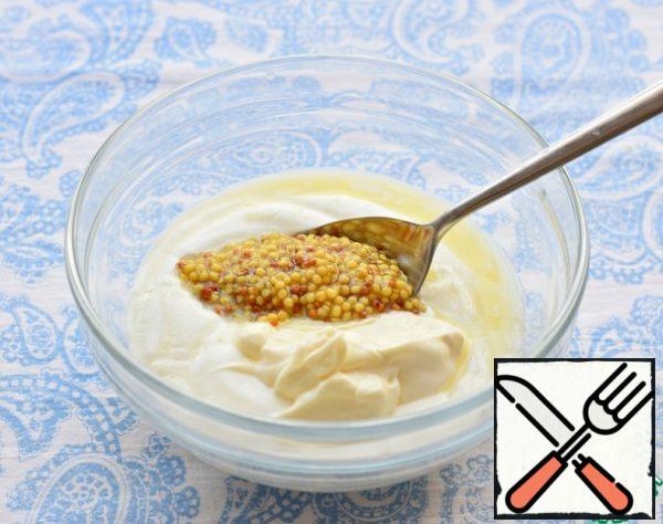 Mix sour cream with lemon juice (remaining tablespoon) and mustard. (the grainy one can be replaced with a regular one, 1/2 teaspoon)
And you can fill the salad with mayonnaise or just sour cream.