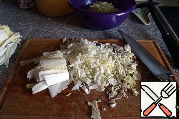 Chop the cabbage, put it in a bowl, add salt and mash a little with your hands.
