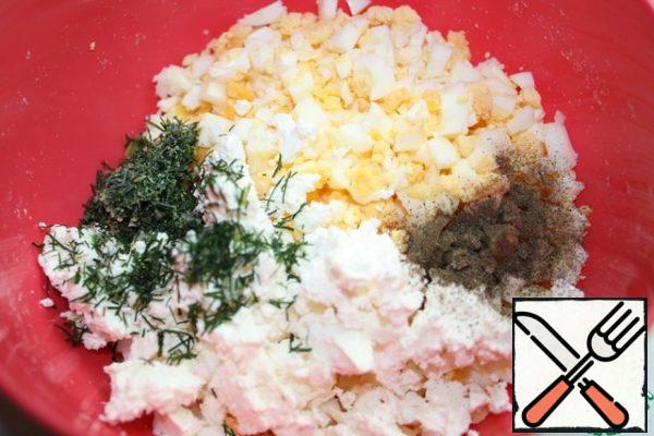 Finely chop the eggs and dill, crumble the cheese, add pepper and sour cream.
All mix well, salt to taste.