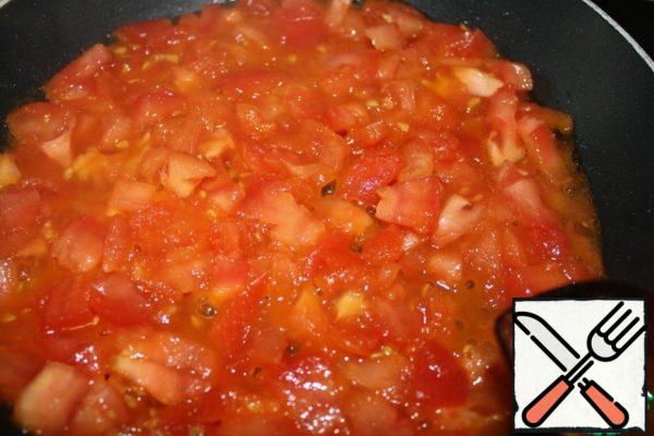 Remove the skin from the tomatoes and cut them into cubes.
In a pan, heat the oil and put the tomatoes, simmer until the liquid evaporates.