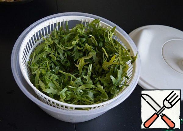 Wash and dry the arugula.
