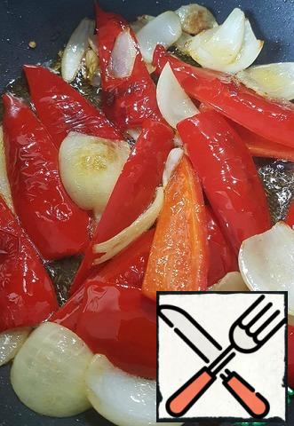 Chop the onion coarsely, pepper as well. Fry over high heat, stirring, for about 1 minute. Remove from the pan.