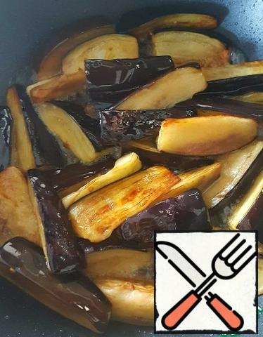 In the same oil, fry the eggplant, cut into cubes. Remove to napkins to get rid of excess oil.