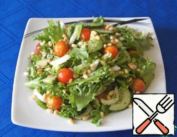 Green Salad with Cherry Tomatoes and Nuts Recipe