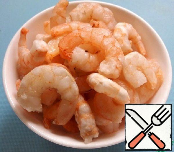 Prepare the shrimp: defrost, boil, and peel.
I took boiled ice cream and already peeled.
