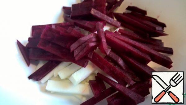 Raw beetroot is also cleaned from the skin, cut into strips and add to the radish.