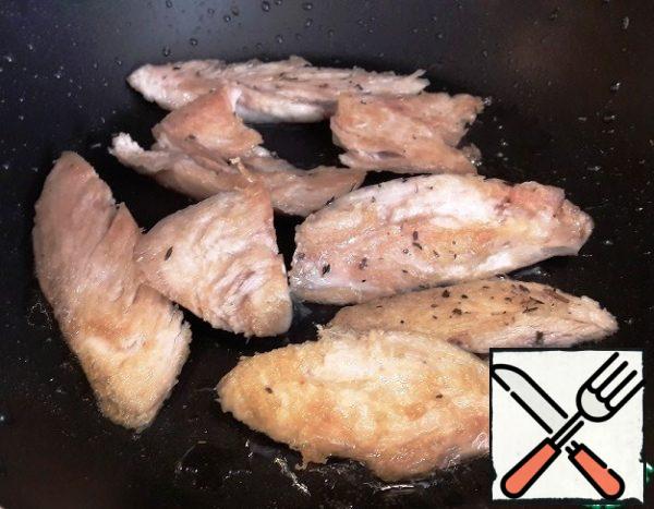 Cut the chicken fillet into slices and sprinkle with Provencal herbs. Fry in a pan with a small amount of vegetable oil, on both sides.