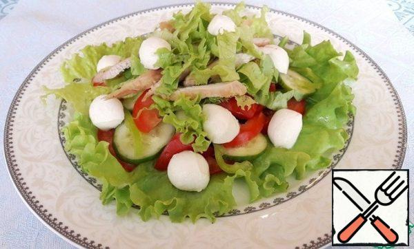Lettuce leaves-straws. Put the vegetables on a platter, put the chicken pieces, chopped lettuce leaves and mozzarella on top.
