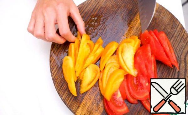 Cut all the vegetables into thin slices.
