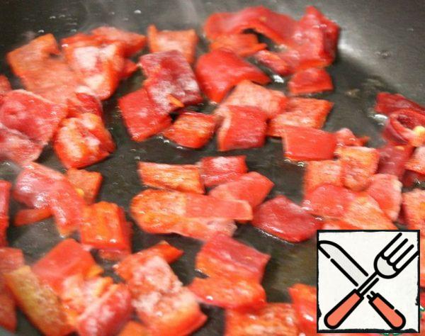 I had fresh-frozen peppers and fresh. Fresh cut into long strips.
Spread the frozen pepper on a pan heated with 1 tbsp of oil and fry for a minute on high heat.