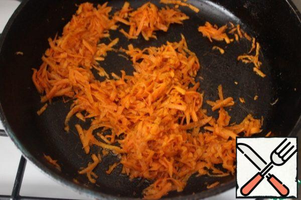 Put 3 eggs to boil.
Clean peel the carrots and grate on a coarse grater. Fry in vegetable oil until tender. Add salt and suneli hops at the end of frying.