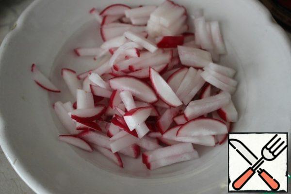 Clean the radish and cut into strips.