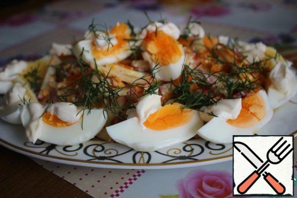 Peel the eggs and cut them into 4 slices. Put on the edges of the dish and on top. On each slice, drop a little mayonnaise.
Garnish the salad with chopped dill.